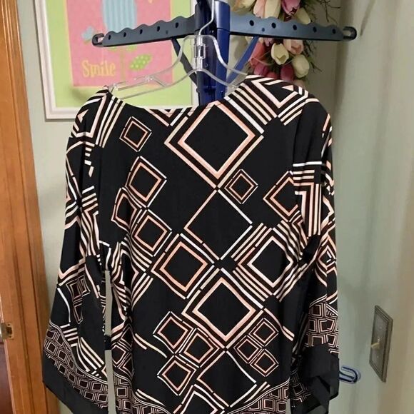NWOT Alfani V-Neck Top With Tri-Angle Sleeves #161 - Picture 2 of 3